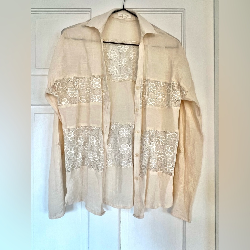 Miss Daisy size M cream collared shirt with flower design